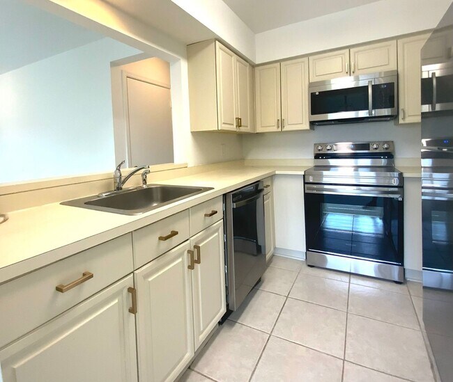 Building Photo - 7594 Lakeside Village Dr
