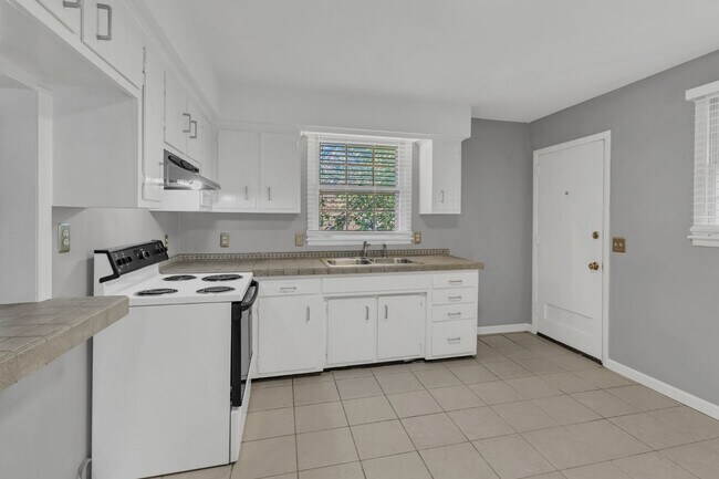 Building Photo - Charming Duplex in Prime Walkable 12 South Location!