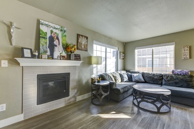 Building Photo - Amazing 3 Bedroom 3 Bath Home (1800sqft+) ...