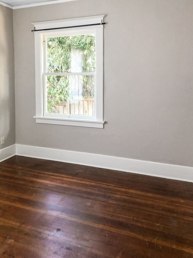Building Photo - Charming 1 Bedroom  Downstairs Unit****COMING SOON***