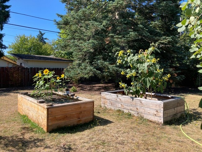 Building Photo - Cozy-Chic in Parkrose ~ Large Fenced Yard with Attached Garage & A/C~ Pets Welcome