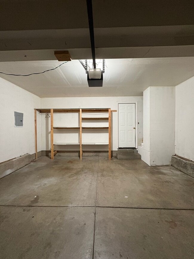 Building Photo - Cute newly remodeled townhouse