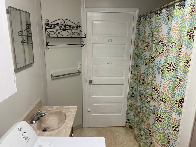 Bathroom - 432 Roanoke Blvd