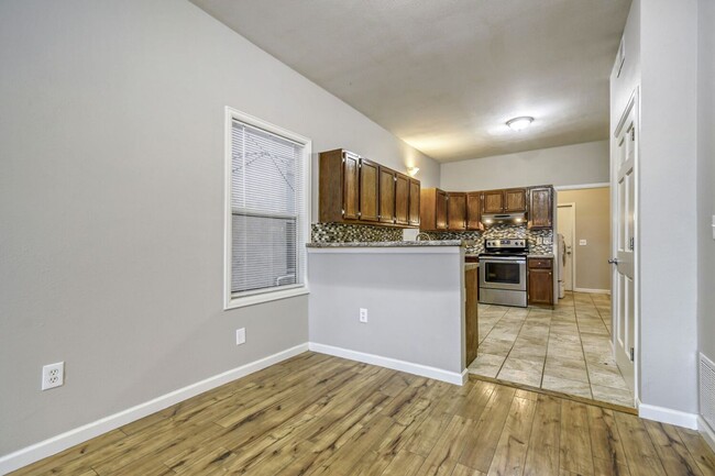 Building Photo - Beautiful 3 Bed- 1 bath (Lower Unit) in Great Location! 1 month free- move in special!