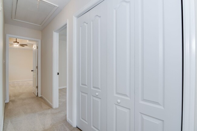 Building Photo - 3 Bedroom Near Downstown