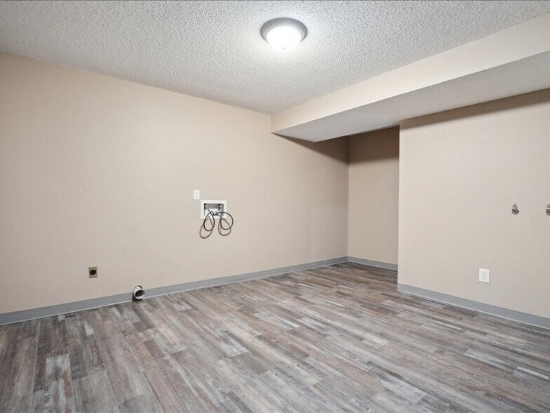 Building Photo - 523 Potter St