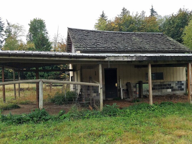 Building Photo - Classic Mid-Century Modern Rambler In Port...