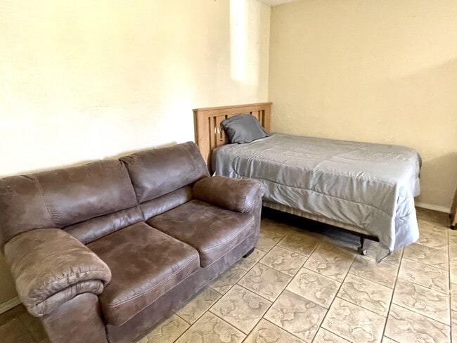 Building Photo - 2 Cabin Rd