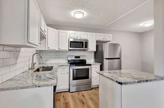 Building Photo - 5617 Happy Hollow Rd