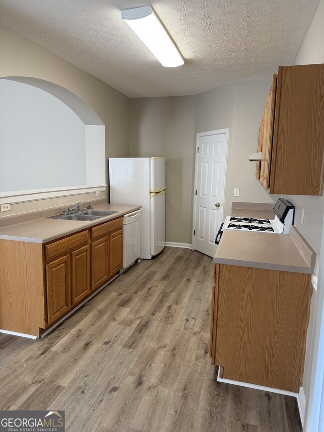 Building Photo - 2500 Lake Royale Dr