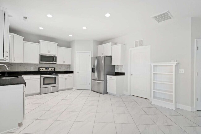 Building Photo - Welcome Home: Spacious 3-Bedroom Retreat i...