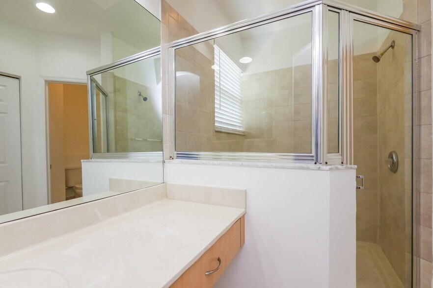 Building Photo - 2025 SE 14 St