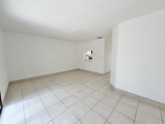 Building Photo - 799 Hill Dr