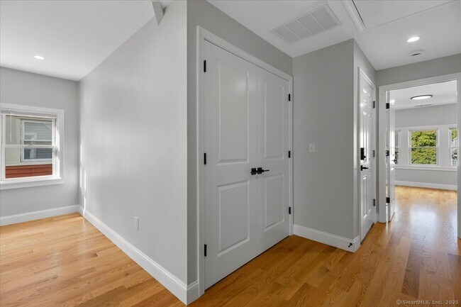 Building Photo - 36 Maple St