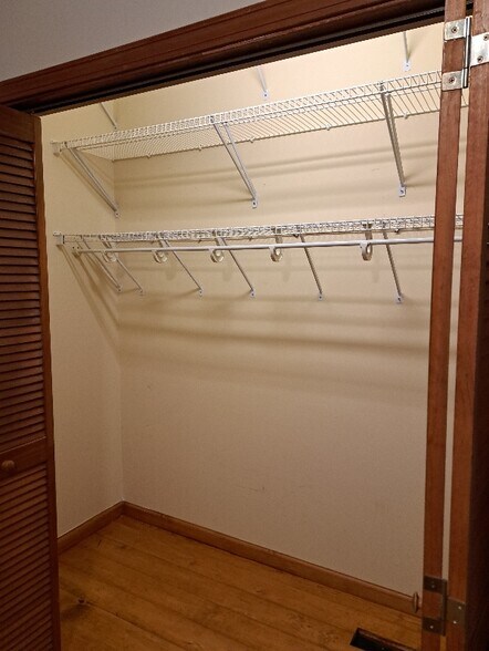 Building Photo - 550 Kinross Dr