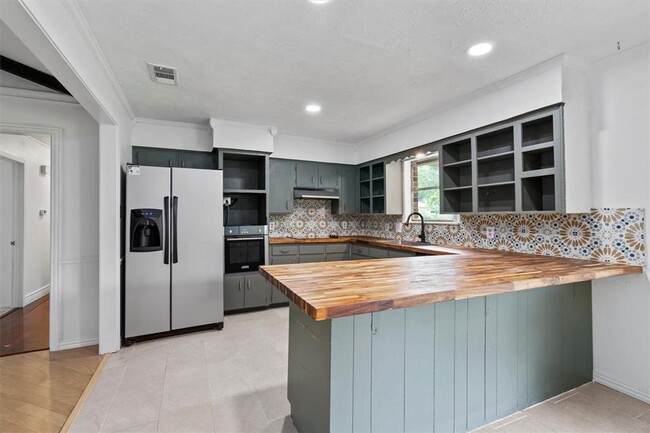 Primary Photo - Perfectly Located Home Near Downtown Round...