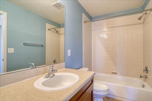 Building Photo - Awesome 3bed/3bath/2car garage on a quiet street in Aurora!