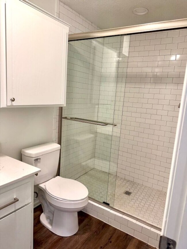 Building Photo - Very nice updated 2 bedroom / 2 bath Duple...