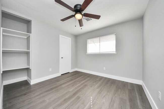 Building Photo - 15423 Ridingwood Dr