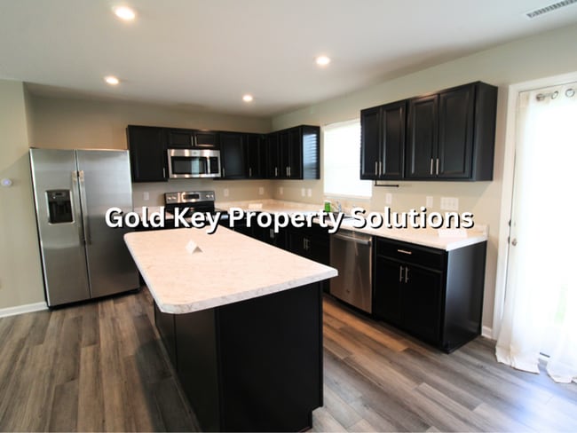 Building Photo - 9739 Oak Grove Dr