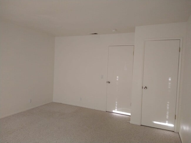 Building Photo - Davis Townhouse