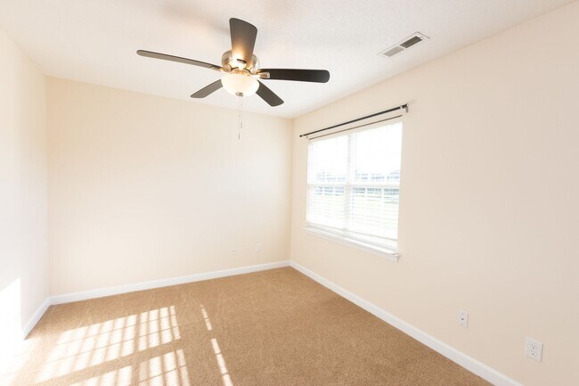 Building Photo - Looking for a townhome in Hubert?