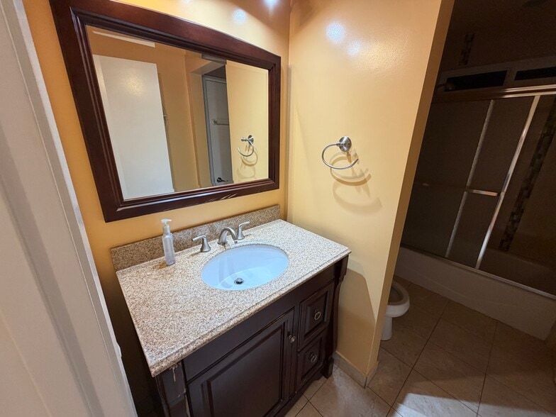 Building Photo - 1523 E Windsor Rd