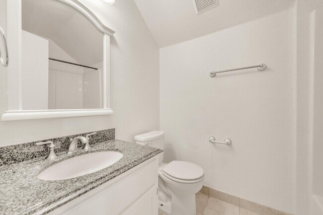 Building Photo - 117 Fairway Dr