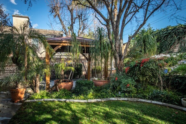 Building Photo - 26253 Cresthaven Ct