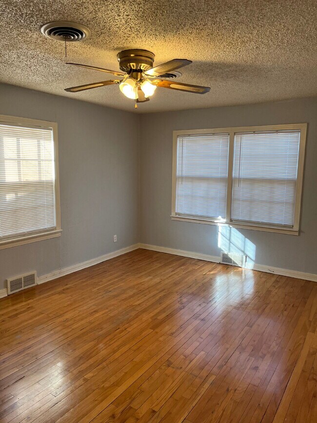 Building Photo - "Charming 3-Bed, 2-Bath Home with Spacious...