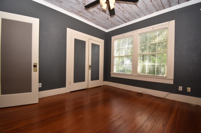 Building Photo - Recently Updated 3 Bedroom House