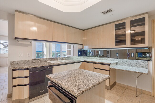 Building Photo - 445 Grand Bay Dr