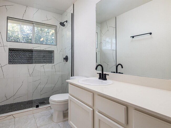 Building Photo - 7730 Lakewood Dr