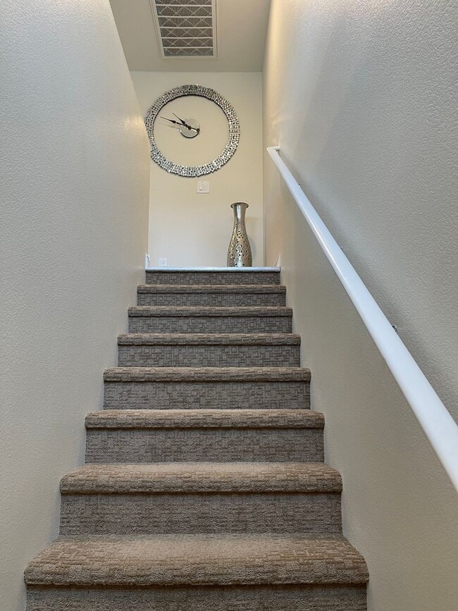 Building Photo - 3 bedroom townhouse in gated community!