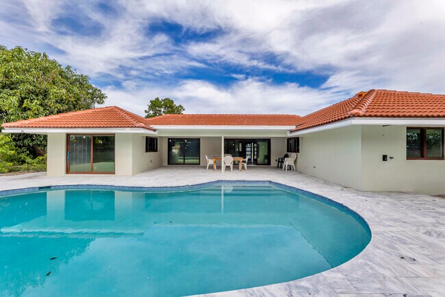 Building Photo - 5924 Pinebrook Dr