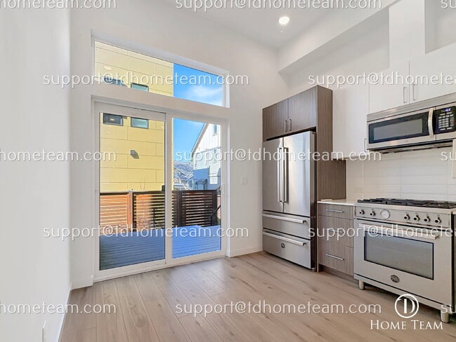 Building Photo - "Spacious 3-Bed Townhouse with Scenic Views in Seattle's Desirable Magnolia Neighborhood!"