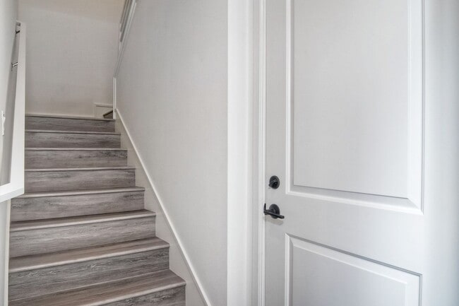 Building Photo - 3 Bedroom Townhome at Bayside Cove!