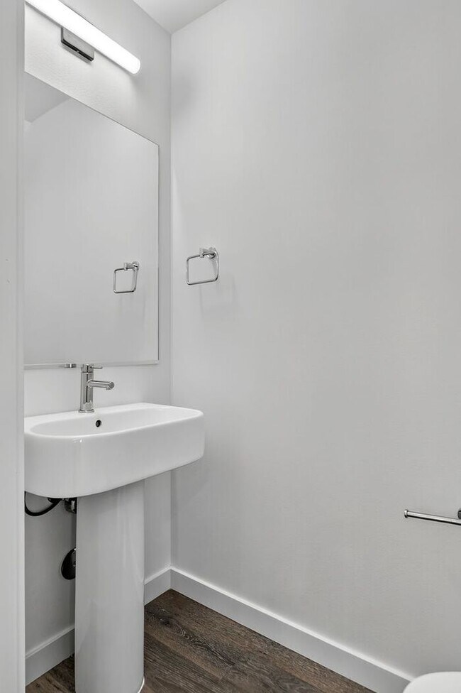 Building Photo - ULTRA-MODERN Air Conditioned Townhome in Beacon Hill (1st Month Free)