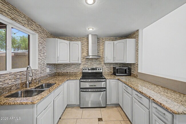 Building Photo - 2225 E Catalina Dr