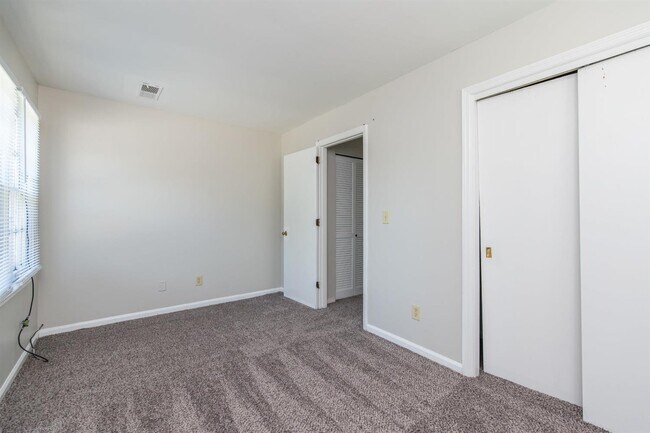 Building Photo - 3736 Camelot Dr