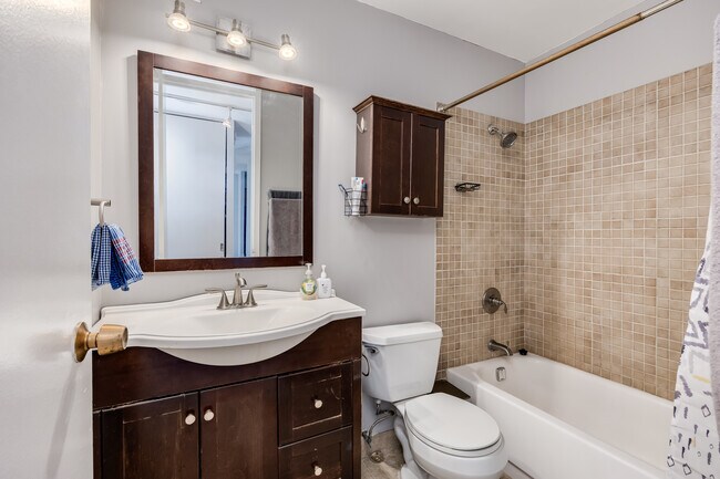 Building Photo - 1660 N La Salle Dr
