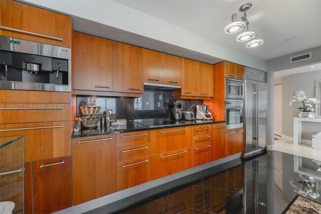 Building Photo - 1331 Brickell Bay Dr