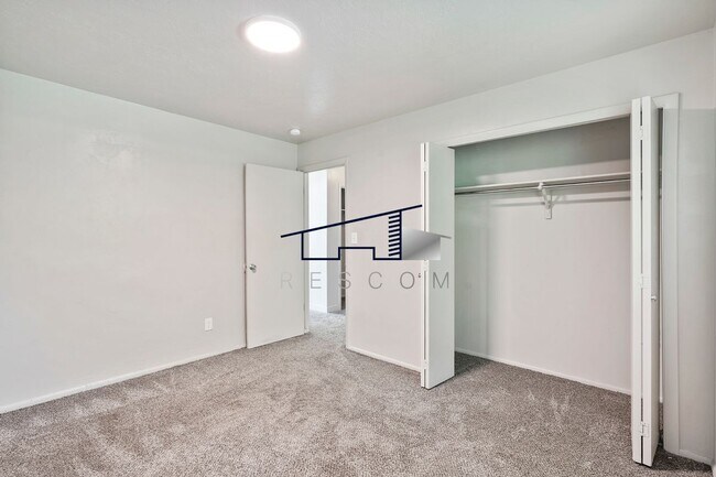 Building Photo - 221 N Pingree Ave