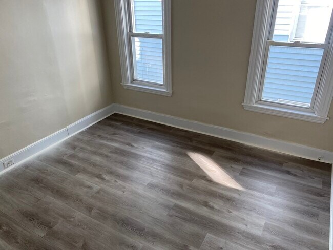 Building Photo - 84 Vernal St