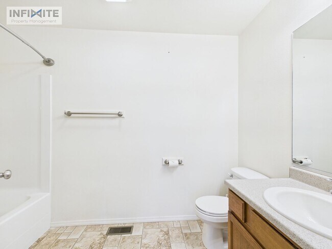 Building Photo - Bright & Spacious 3-Bedroom Apartment
