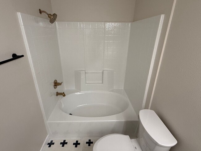 Building Photo - RENOVATED 2BD/2BA NEAR STRIP!