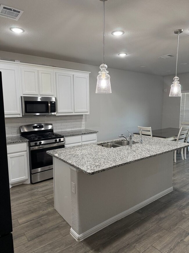Building Photo - Spacious 5BR House in Pilot Point