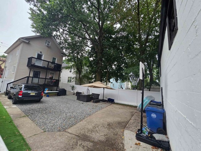 Building Photo - 262 Pindle Ave