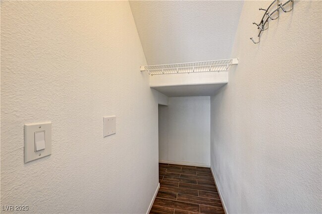 Building Photo - 25 Lone Cove Ct