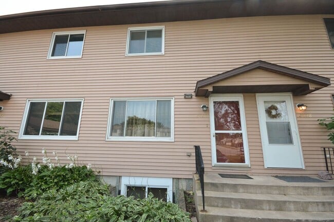 Building Photo - 3 levels of townhouse living in great NW l...